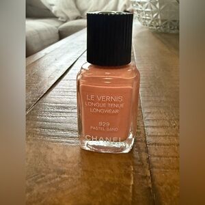CHANEL Le Vernis Nail Polish in Pastel Sand